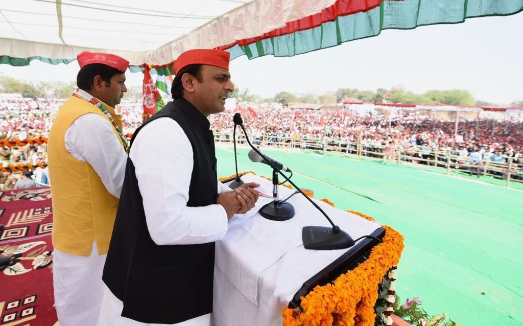 नेताजी का सम्मान रखने के लिए यहाँ की सभी सीटें जिता देना – अखिलेश यादव नेताजी का सम्मान रखने के लिए यहाँ की सभी सीटें जिता देना – अखिलेश यादव