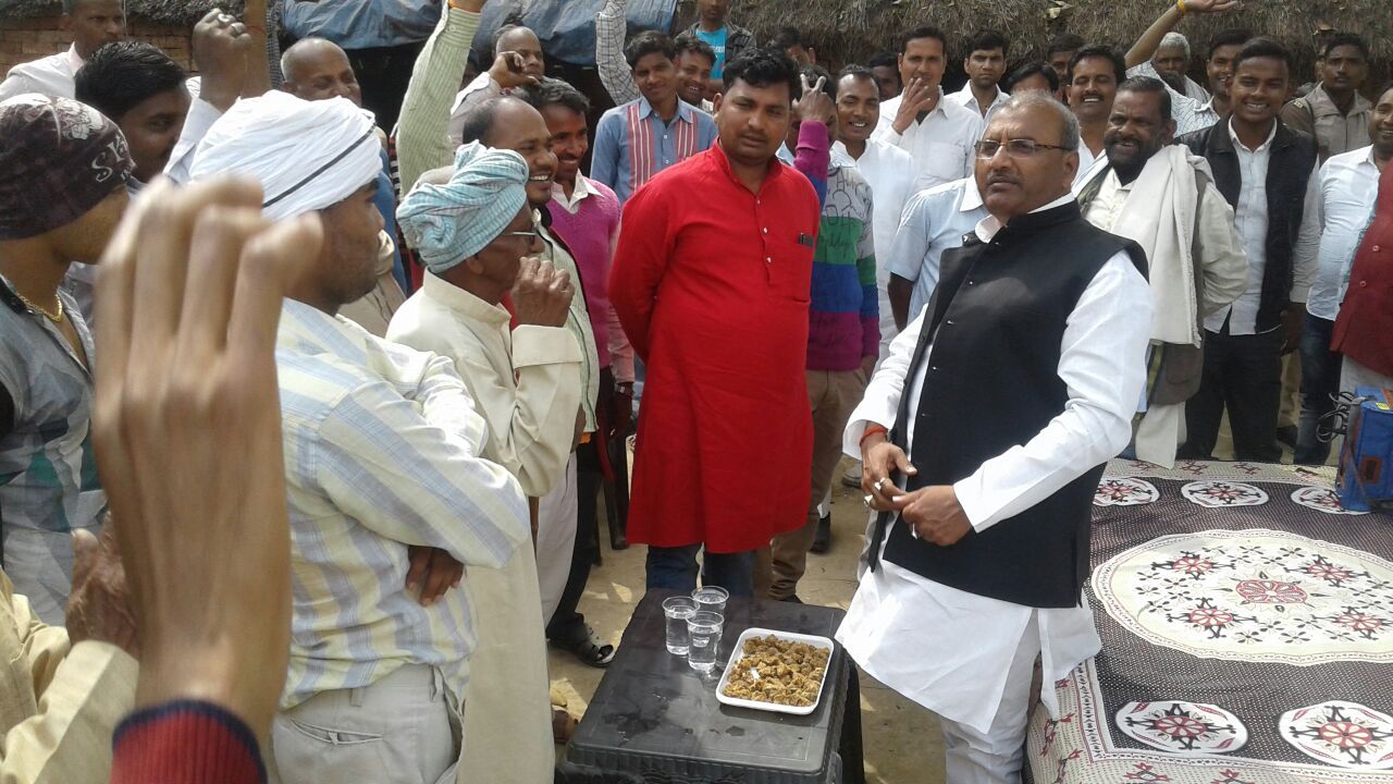 शाहगंज से सपा प्रत्याशी  शैलेन्द्र यादव ललई सघन जनसंपर्क मे  घोषणापत्र का जिक्र किया