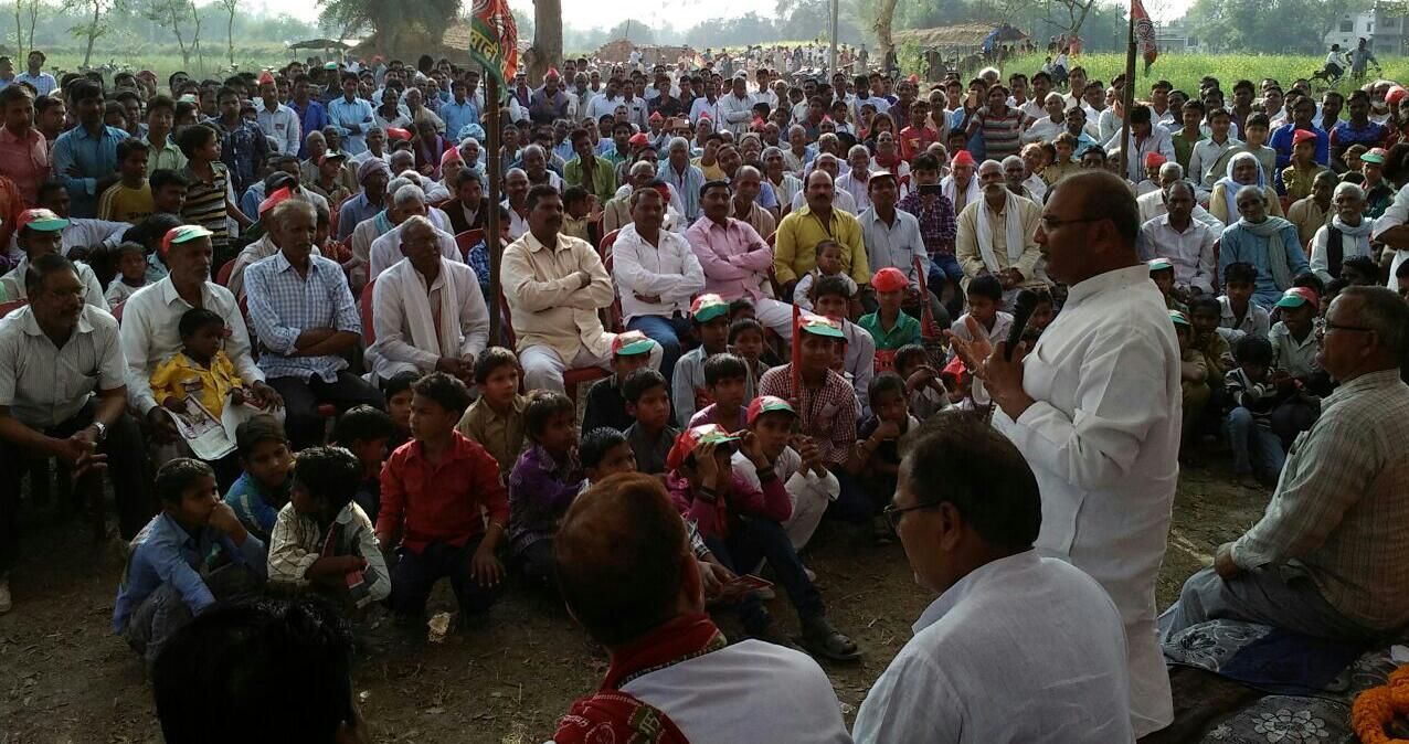 ललई यादव के हर गाँव के नुक्कड़सभा मे उमड़ रहा है जनसमूह ललई यादव के हर गाँव के नुक्कड़सभा मे उमड़ रहा है जनसमूह