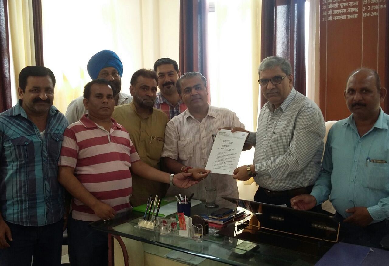 अनुराग मलिक के नेतृत्व में कमलेश प्रकाश भट्ट को 11 सूत्रीय ज्ञापन सौंपा अनुराग मलिक के नेतृत्व में कमलेश प्रकाश भट्ट को 11 सूत्रीय ज्ञापन सौंपा