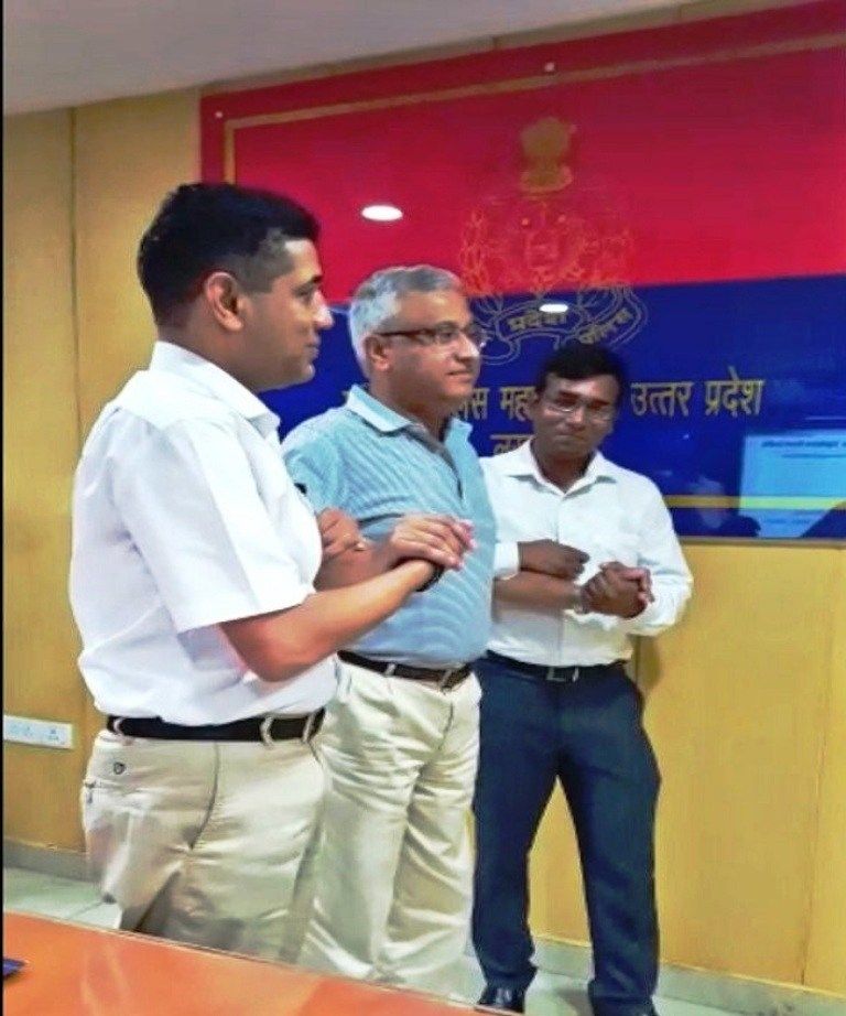 DGP जावीद अहमद ने खुद पर आजमाई TASER GUN DGP जावीद अहमद ने खुद पर आजमाई TASER GUN