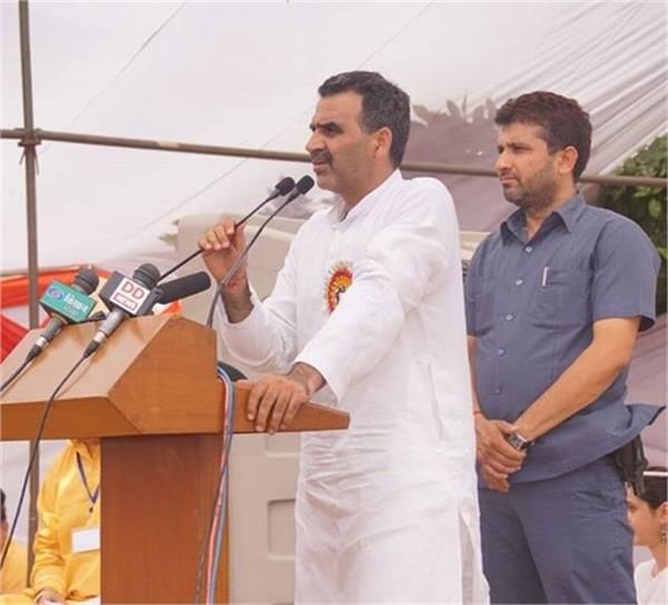 मोदी के मंत्री का विवादित बयान-सपा, बसपा को बताया लुटेरों का गिरोह मोदी के मंत्री का विवादित बयान-सपा, बसपा को बताया लुटेरों का गिरोह