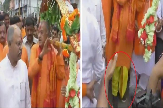 बीजेपी प्रदेशाध्यक्ष ने जूते पहनकर उठाई कांवड़, युवक के मुंह में ठूंसे नोट बीजेपी प्रदेशाध्यक्ष ने जूते पहनकर उठाई कांवड़, युवक के मुंह में ठूंसे नोट