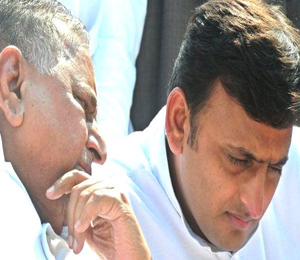 कई मंत्रियों का तर्क महत्वहीन विभाग वाले मंत्री को अफसर भी तबज्जो नहीं देते - विधानसभा चुनाव के दिन गिने-चुने, ऐसे में विभाग ऐसा हो कि क्षेत्र में प्रतिष्ठा बने, जनता के कुछ काम भी हो जाएं गोलेश स्व� कई मंत्रियों का तर्क महत्वहीन विभाग वाले मंत्री को अफसर भी तबज्जो नहीं देते - विधानसभा चुनाव के दिन गिने-चुने, ऐसे में विभाग ऐसा हो कि क्षेत्र में प्रतिष्ठा बने, जनता के कुछ काम भी हो जाएं गोलेश स्व�