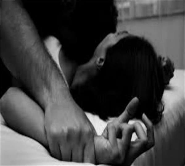 हैवानियत: दरिंदों ने मासूम की गर्दन पर चाकू रख मां से किया गैंगरेप हैवानियत: दरिंदों ने मासूम की गर्दन पर चाकू रख मां से किया गैंगरेप