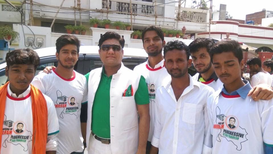 विज़न ऑफ़ अखिलेश प्रग्रेसिव उत्तर प्रदेश की टी शर्ट ने सुर्ख़ियाँ बटोरी विज़न ऑफ़ अखिलेश प्रग्रेसिव उत्तर प्रदेश की टी शर्ट ने सुर्ख़ियाँ बटोरी