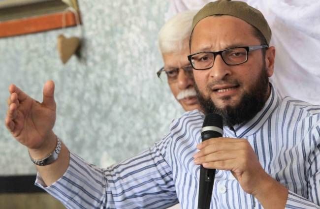 ओवैसी का तीखा हमला चाचा-भतीजा, बेटे-बाप की लड़ाई में यू पी का बेड़ा गर्क ओवैसी का तीखा हमला चाचा-भतीजा, बेटे-बाप की लड़ाई में यू पी का बेड़ा गर्क