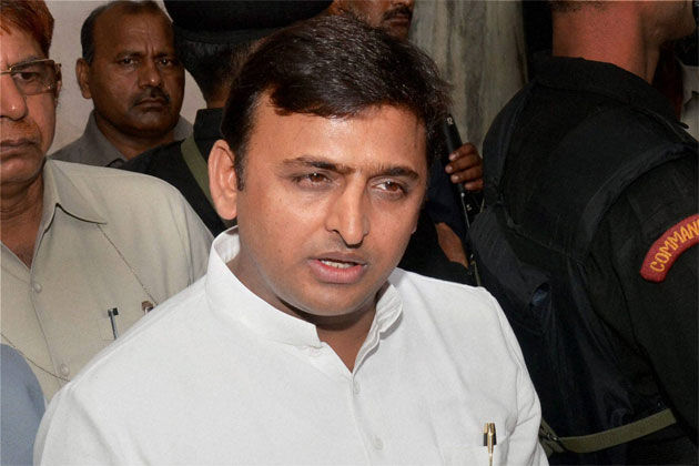 घर के झगड़े में बदल गई अखिलेश की रथयात्रा