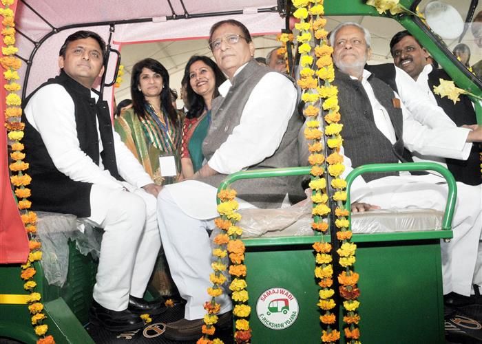 डीएम और सीडीओ की लापरवाही से सड़ गए समाजवादी ई-रिक्शा डीएम और सीडीओ की लापरवाही से सड़ गए समाजवादी ई-रिक्शा