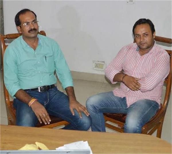 CBI ने 10 लाख की रिश्वत लेते इंस्पेक्टर को किया रंगे हाथों गिरफ्तार CBI ने 10 लाख की रिश्वत लेते इंस्पेक्टर को किया रंगे हाथों गिरफ्तार