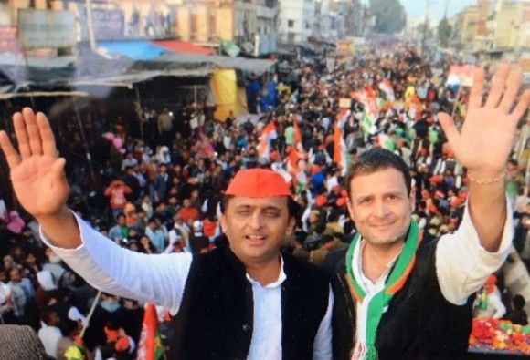 सपा का झण्डा और अखिलेश का फोटो लगा कर ज़ेबा कर रही हैं प्रचार सपा का झण्डा और अखिलेश का फोटो लगा कर ज़ेबा कर रही हैं प्रचार