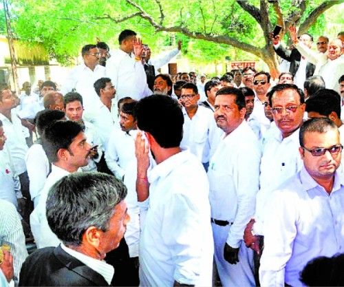 वकीलों ने काटा बवाल, दरोगा-सिपाही को जमकर धुना, जान बचाकर भागे वकीलों ने काटा बवाल, दरोगा-सिपाही को जमकर धुना, जान बचाकर भागे