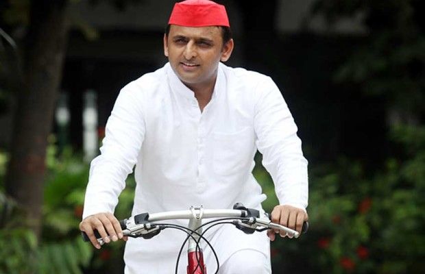 सपा की अंतर्कलह के बीच राजनीति का सबसे मज़बूत हस्ताक्षर बनकर उभरे अखिलेश सपा की अंतर्कलह के बीच राजनीति का सबसे मज़बूत हस्ताक्षर बनकर उभरे अखिलेश