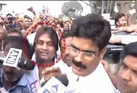 पत्रकार राजदेव की हत्या के आरोपी के साथ दिखा था शहाबुद्दीन पत्रकार राजदेव की हत्या के आरोपी के साथ दिखा था शहाबुद्दीन