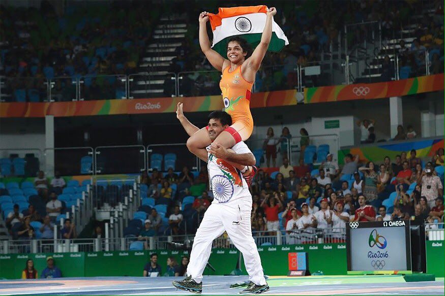 साक्षी पर तोहफों की बारिश, मिलेगा कैश, जमीन और सरकारी नौकरी