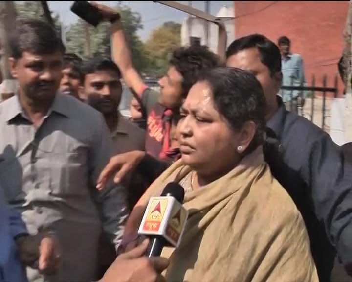 अखिलेश और प्रतीक मेरी दो आंखे – साधना अखिलेश और प्रतीक मेरी दो आंखे – साधना