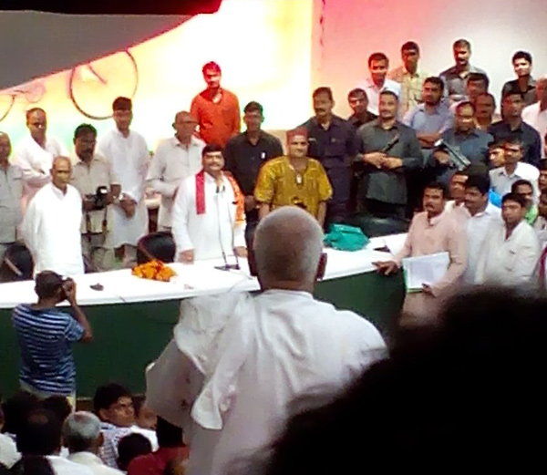 सपा प्रेसिडेंट बन शिवपाल ने वर्कर्स से कहा- गुटबाजों को ढूंढकर पार्टी से बाहर किया जाएगा। सपा प्रेसिडेंट बन शिवपाल ने वर्कर्स से कहा- गुटबाजों को ढूंढकर पार्टी से बाहर किया जाएगा।