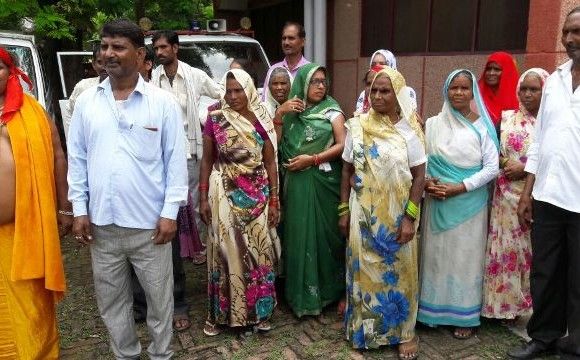 मथुरा: लोगों को करोड़ों का चूना लगाकर रातों-रात फरार हो गई कंपनी! मथुरा: लोगों को करोड़ों का चूना लगाकर रातों-रात फरार हो गई कंपनी!