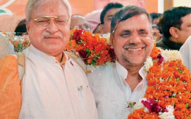 एक चरण मे संजय त्रिपाठी बाकी के चार चरणों मे देवेन्द्र सिंह ने दी शिकस्त एक चरण मे संजय त्रिपाठी बाकी के चार चरणों मे देवेन्द्र सिंह ने दी शिकस्त