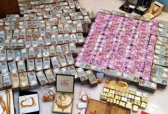 विधायक के आवास पर छापे, 120 करोड़ मिले विधायक के आवास पर छापे, 120 करोड़ मिले