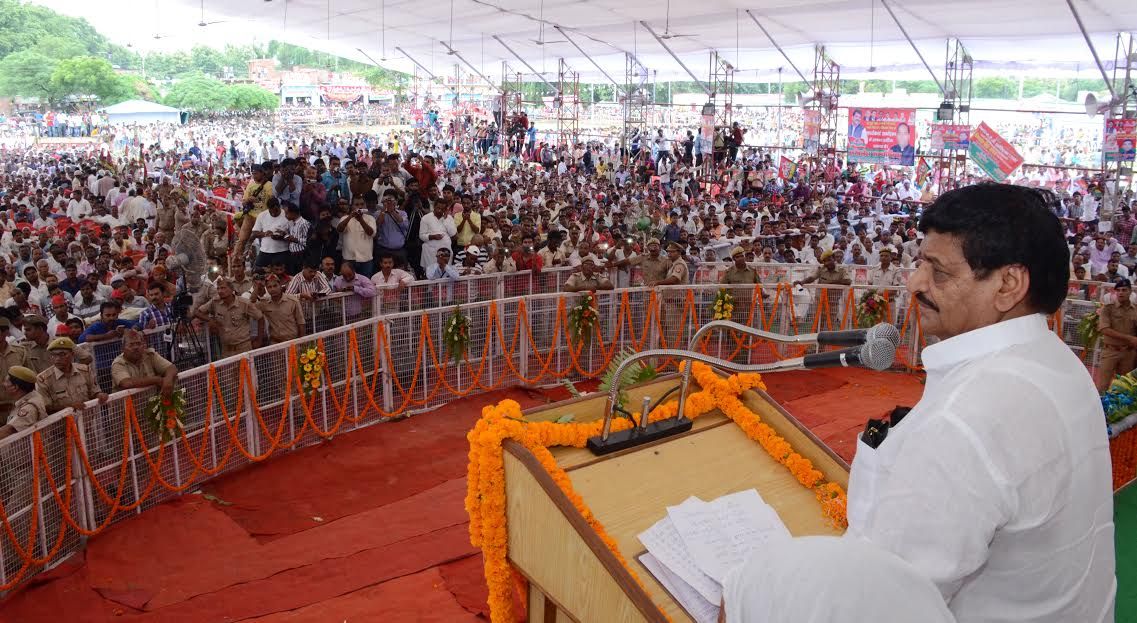 मंत्री शिवपाल यादव ने 16 सड़कों का शिलान्यास,15 परियोजनाओं का किया लोकार्पण मंत्री शिवपाल यादव ने 16 सड़कों का शिलान्यास,15 परियोजनाओं का किया लोकार्पण