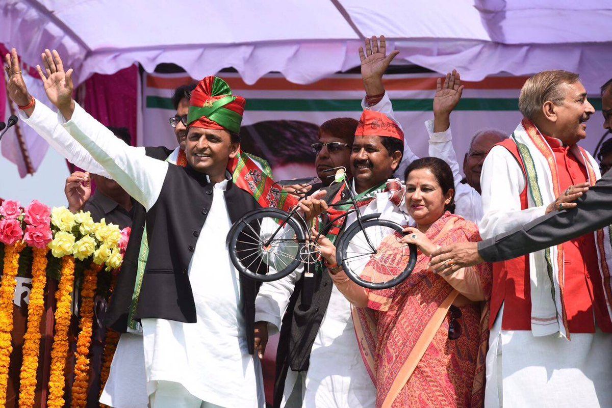 नरेंद्र मोदी ने ढाई साल मे एक बार भी काम की बात नहीं की – अखिलेश यादव नरेंद्र मोदी ने ढाई साल मे एक बार भी काम की बात नहीं की – अखिलेश यादव