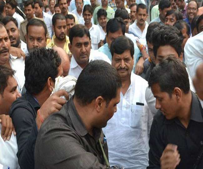 आज शिवपाल ने बुलाया समाजवादी युवा सम्मेलन ये शिवपाल का शक्ति प्रदर्शन माना जा रहा है आज शिवपाल ने बुलाया समाजवादी युवा सम्मेलन ये शिवपाल का शक्ति प्रदर्शन माना जा रहा है