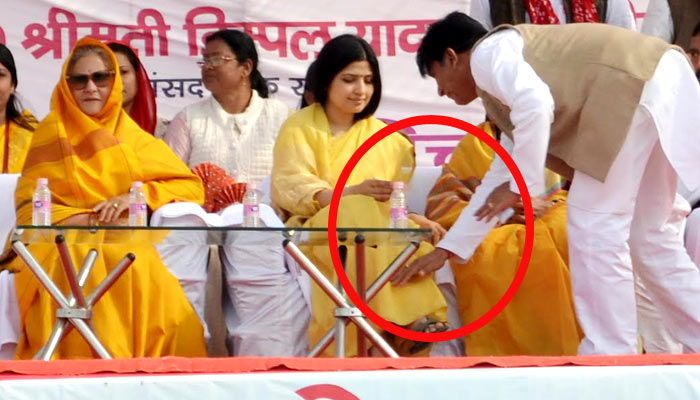 डिंपल भाभी की चरण वंदना करते नजर आए ये सपा नेता