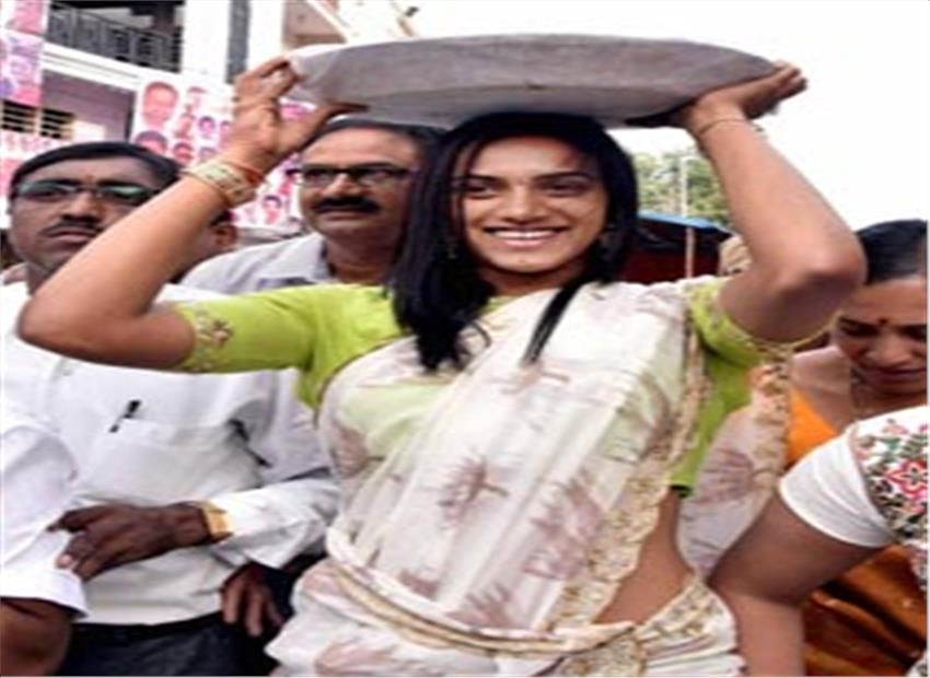 मेडल की मन्नत पूरी हुई तो सिंधू पैदल चलकर पहुंची मंदिर मेडल की मन्नत पूरी हुई तो सिंधू पैदल चलकर पहुंची मंदिर