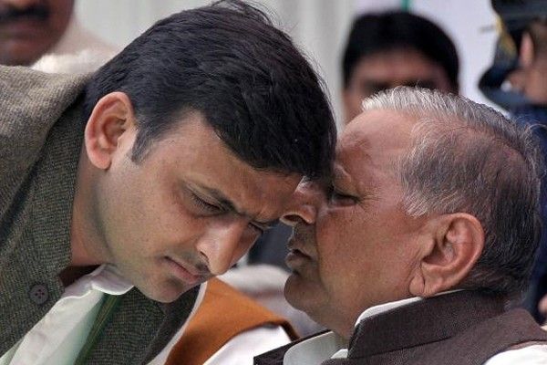 गायत्री, मनोज व शिवाकांत की अखिलेश मंत्रिमंडल में वापसी; लक्ष्मीकांत बर्खास्त गायत्री, मनोज व शिवाकांत की अखिलेश मंत्रिमंडल में वापसी; लक्ष्मीकांत बर्खास्त