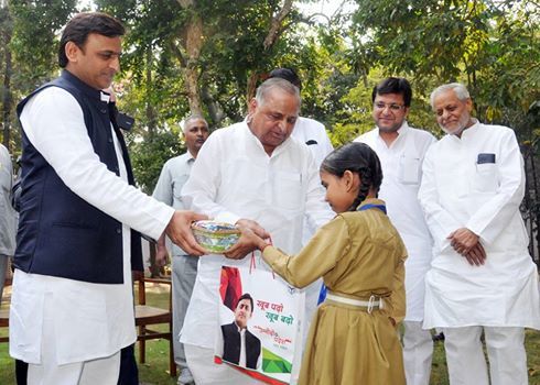 खूब लड़ो पर तुम्हीं आगे बढ़ो. पुत्र अखिलेश के साथ पिता मुलायम सिंह खूब लड़ो पर तुम्हीं आगे बढ़ो. पुत्र अखिलेश के साथ पिता मुलायम सिंह