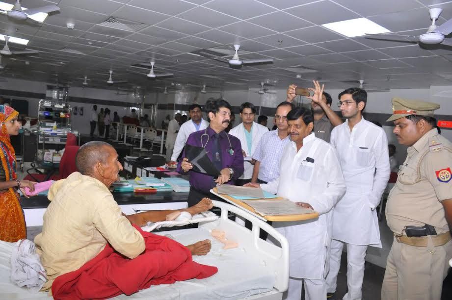 मंत्री शिवपाल ने सैफई पी. जी. आई का औचक निरीक्षण किया मंत्री शिवपाल ने सैफई पी. जी. आई का औचक निरीक्षण किया