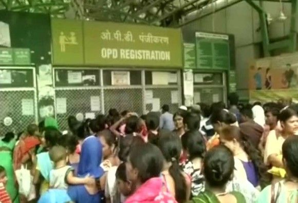 गुड़गांव: अस्पताल की लापरवाही, इलाज के लिए लाइन में खड़े-खड़े लड़की की मौत गुड़गांव: अस्पताल की लापरवाही, इलाज के लिए लाइन में खड़े-खड़े लड़की की मौत