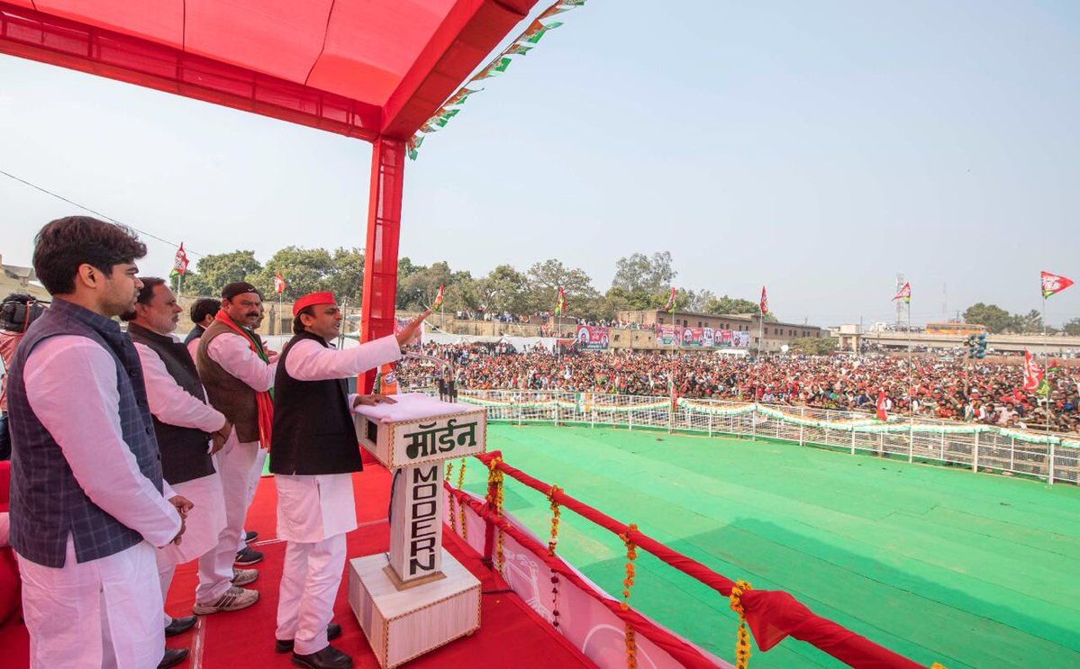हमारी बनाई बेहतरीन सड़कों पर 90-100 से ज्यादा स्पीड से मत चलना – अखिलेश यादव हमारी बनाई बेहतरीन सड़कों पर 90-100 से ज्यादा स्पीड से मत चलना – अखिलेश यादव