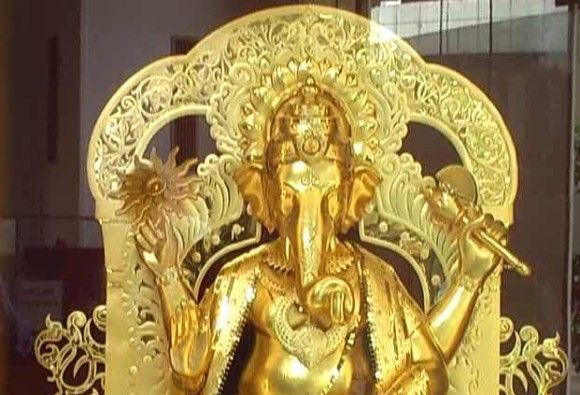 पुणे में लगी भगवान गणेश की सोने से बनी सबसे बड़ी मूर्ति पुणे में लगी भगवान गणेश की सोने से बनी सबसे बड़ी मूर्ति