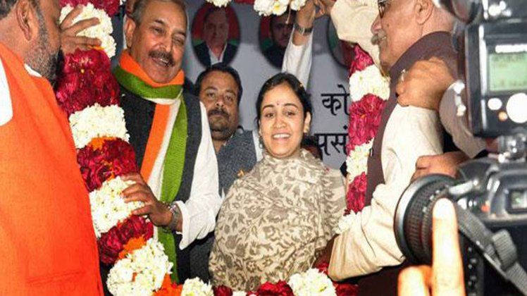 40 नेताओं की पत्नियां चुनाव मैदान में हैं! 40 नेताओं की पत्नियां चुनाव मैदान में हैं!
