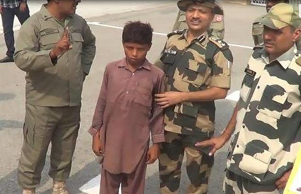 गलती से भारत आए 12 साल के बच्चे को BSF ने किया पाकिस्तान के हवाले गलती से भारत आए 12 साल के बच्चे को BSF ने किया पाकिस्तान के हवाले