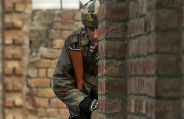 कश्मीर: कुलगाम के पुलिस स्टेशन पर आतंकी हमला, फायरिंग जारी कश्मीर: कुलगाम के पुलिस स्टेशन पर आतंकी हमला, फायरिंग जारी