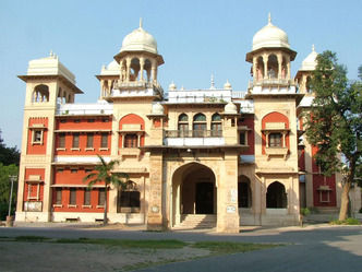 AU के छात्रसंघ चुनाव में बीएमडब्लू और ऑडी कारों का जुलूस AU के छात्रसंघ चुनाव में बीएमडब्लू और ऑडी कारों का जुलूस