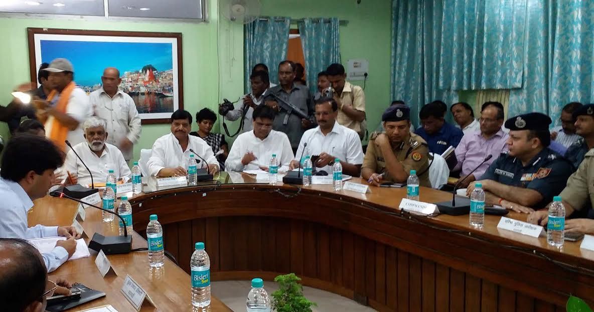 अधिकारियों को फटकार !बाढ़ प्रभावित क्षेत्रों का भ्रमण करे जनता को खाने पीने की चीजे पहुँचाये :शिवपाल अधिकारियों को फटकार !बाढ़ प्रभावित क्षेत्रों का भ्रमण करे जनता को खाने पीने की चीजे पहुँचाये :शिवपाल