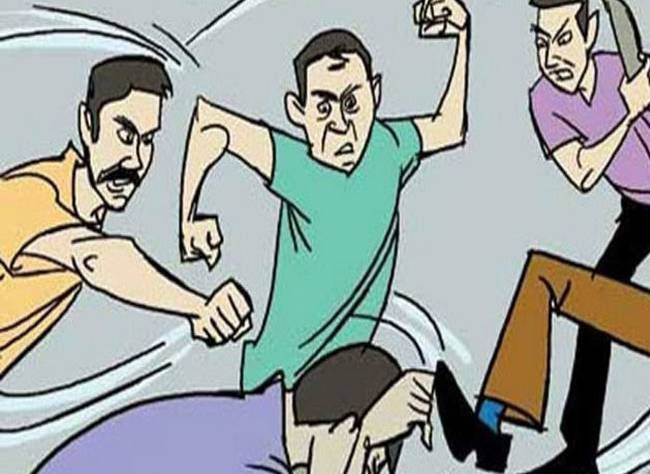 टोल टैक्स मांगा तो दबंगों ने की जमकर पिटाई टोल टैक्स मांगा तो दबंगों ने की जमकर पिटाई