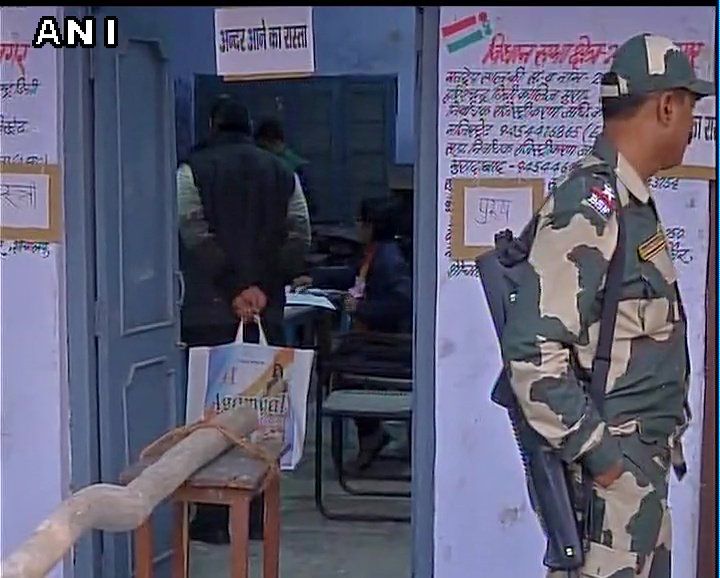 अंधेरे मे वोट डालने के लिए मतदाता विवश, कोई इंतजाम नहीं कर रहे हैं अधिकारी अंधेरे मे वोट डालने के लिए मतदाता विवश, कोई इंतजाम नहीं कर रहे हैं अधिकारी