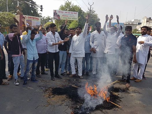 कानपूर में आक्रोशित नौजावानो ने अमर सिंह का पुतला फुका कानपूर में आक्रोशित नौजावानो ने अमर सिंह का पुतला फुका