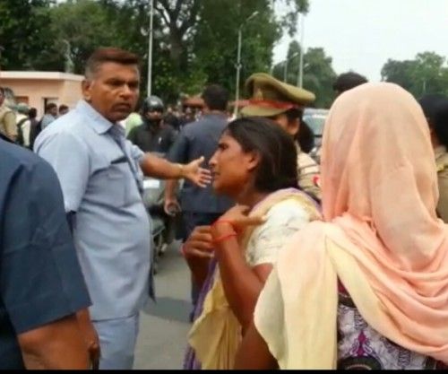 अन्दर पुलिस वालों को नसीहत दे रहे थे सीएम अखिलेश, बाहर पिट रही थी एक महिला अन्दर पुलिस वालों को नसीहत दे रहे थे सीएम अखिलेश, बाहर पिट रही थी एक महिला