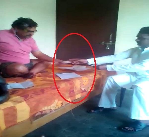 500 रूपये के लिए लेखपाल ने बेचा ईमान 500 रूपये के लिए लेखपाल ने बेचा ईमान