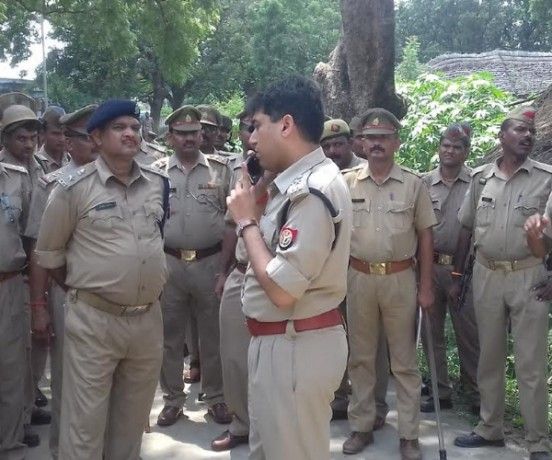 मदरसा निर्माण को लेकर दो समुदाय भिड़े, पथराव, चार घायल मदरसा निर्माण को लेकर दो समुदाय भिड़े, पथराव, चार घायल