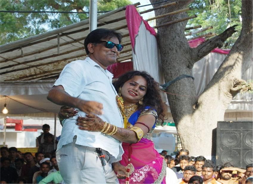 भाजपा के बड़े नेताओं ने मंच पर लगाए किन्नरों के साथ ठुमके, देखिये तस्वीरे भाजपा के बड़े नेताओं ने मंच पर लगाए किन्नरों के साथ ठुमके, देखिये तस्वीरे