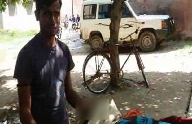 पीलीभीत : पिता का शव ठेले पर ले जाने को मजबूर हुआ बेटा पीलीभीत : पिता का शव ठेले पर ले जाने को मजबूर हुआ बेटा