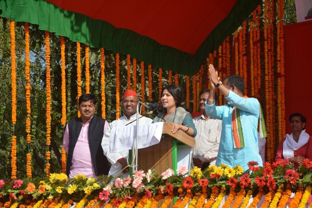 शाहगंज में डिंपल यादव ने मोदी पर जमकर साधा निशाना शाहगंज में डिंपल यादव ने मोदी पर जमकर साधा निशाना