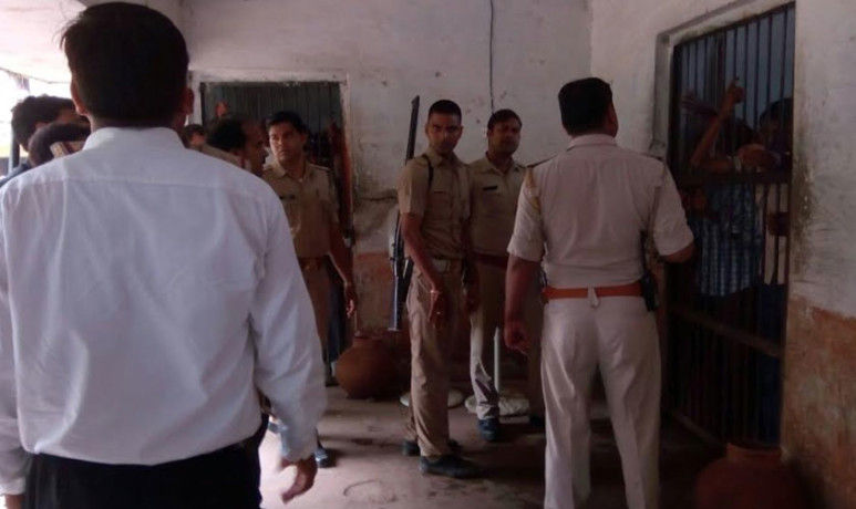 पुलिस ने दीवार पर दे मारा प्यासे कैदी का सिर, मौत से बवाल पुलिस ने दीवार पर दे मारा प्यासे कैदी का सिर, मौत से बवाल